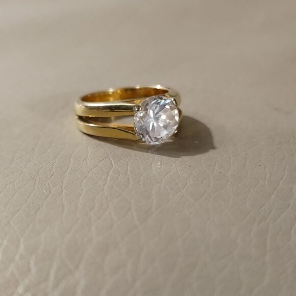 Gold Tone Ring 18KT GE 8mm Round Clear Simulated Diamond Center Stone - Picture 5 of 8